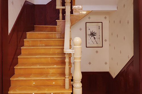 商河中式别墅室内汉白玉石楼梯的定制安装装饰效果
